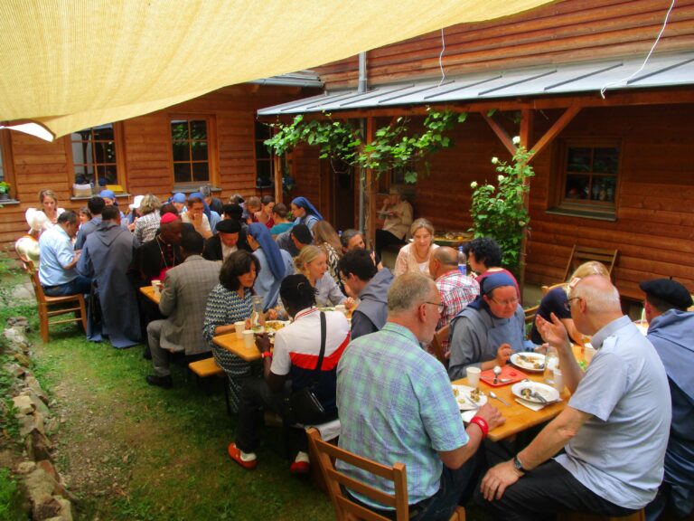 Offener Tisch im Garten